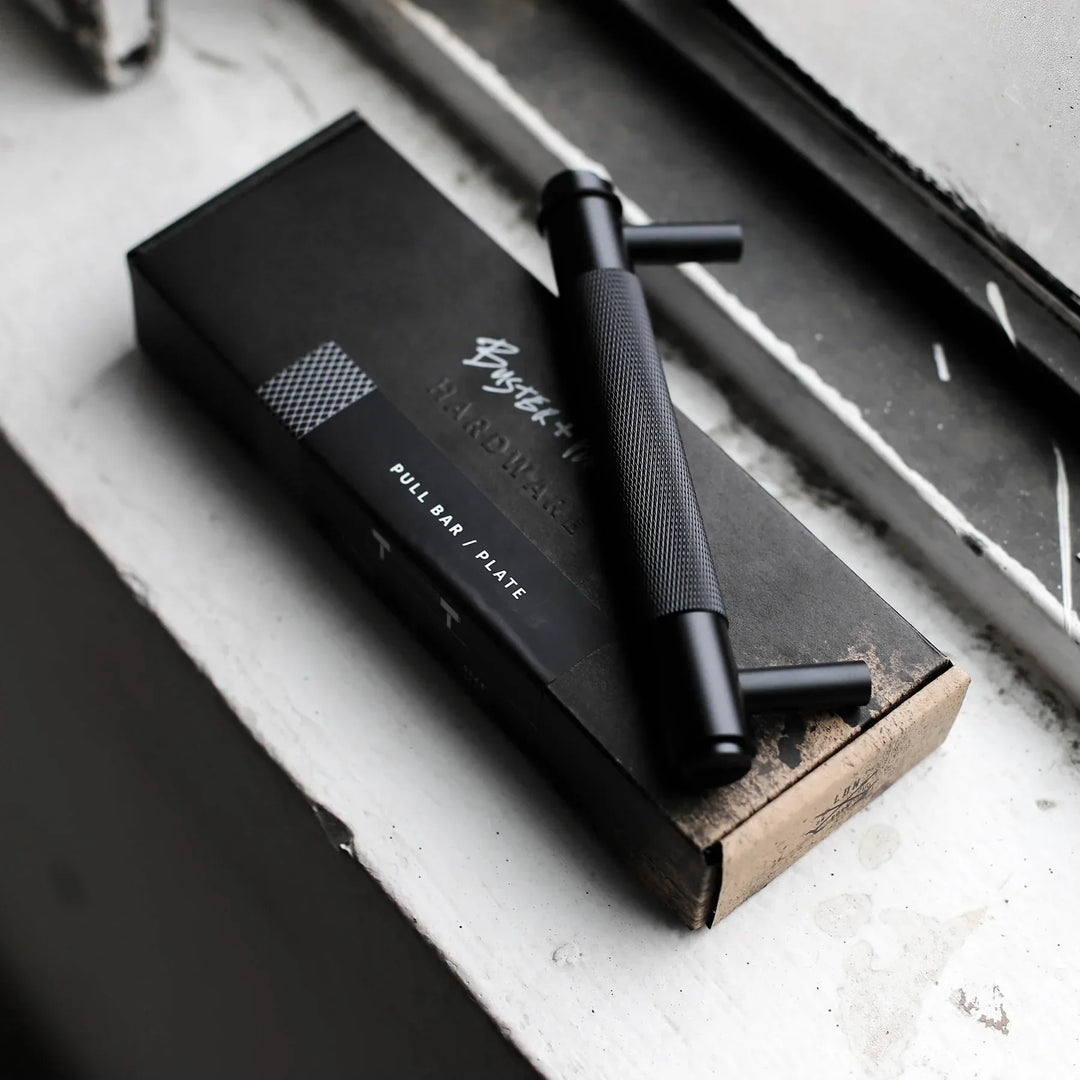 Buster + Punch Pull Bar | Cross Knurl